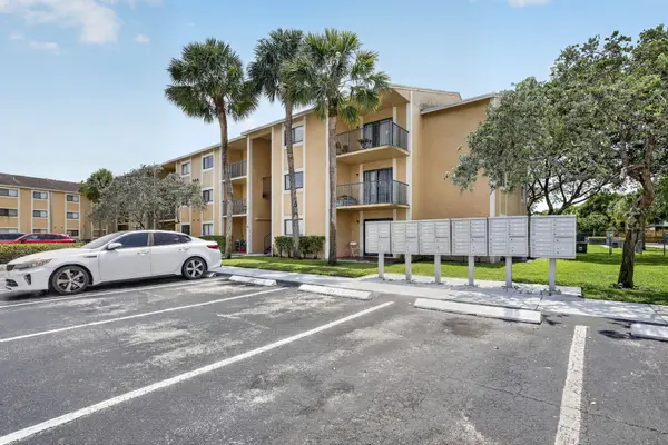 300 Palm Circle W, Pembroke Pines, FL 33025