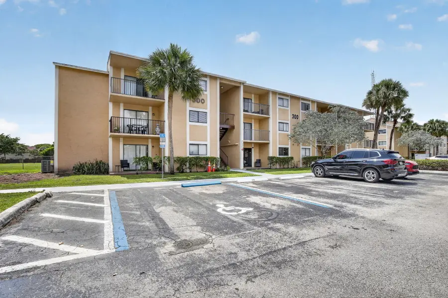 300 Palm Circle W, Pembroke Pines, FL 33025 - #3