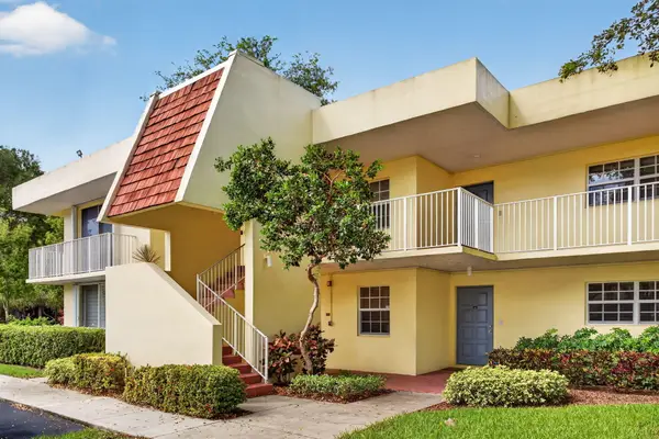500 Oaks Lane #111, Pompano Beach, FL 33069