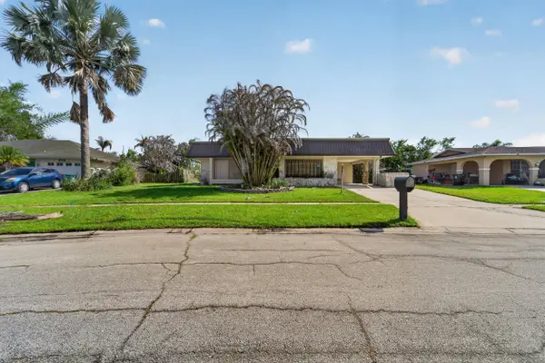 214 NE Camelot Drive, Port St Lucie, FL 34983