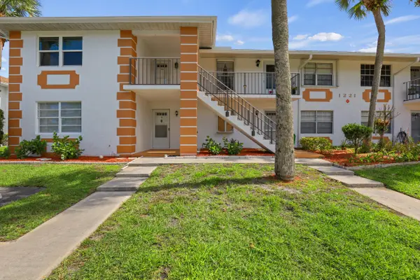 1221 S Lakes End Drive, Fort Pierce, FL 34982