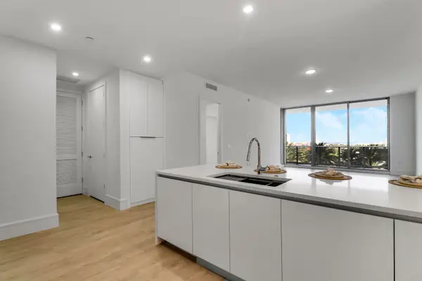 220 Lake Shore Drive #815, West Palm Beach, FL 33403