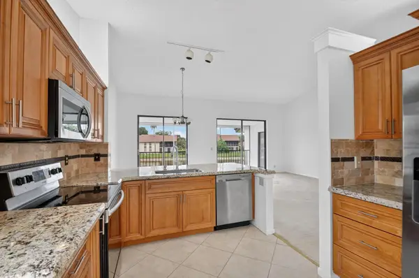 10231 N Circle Lake Drive #201, Boynton Beach, FL 33437