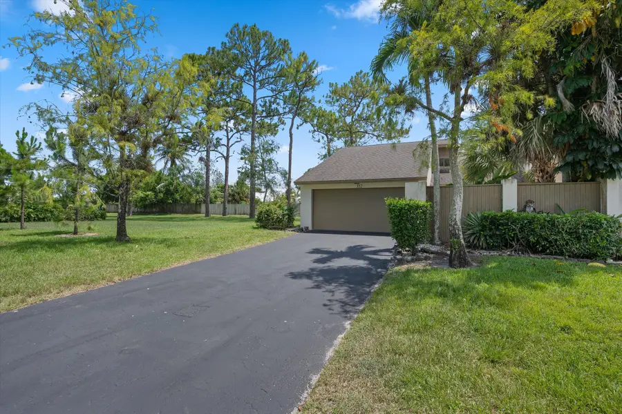 352 Wood Dale Drive, Wellington, FL 33414 - #2