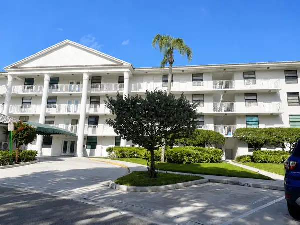 3516 Whitehall Drive #105, West Palm Beach, FL 33401