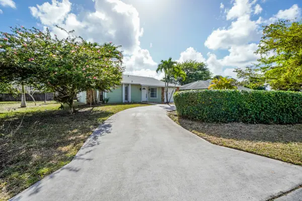 120 Swan Parkway W, Royal Palm Beach, FL 33411