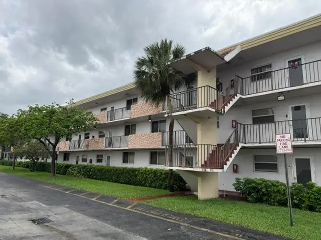 6005 Del Lago Circle, Sunrise, FL 33313 - #1