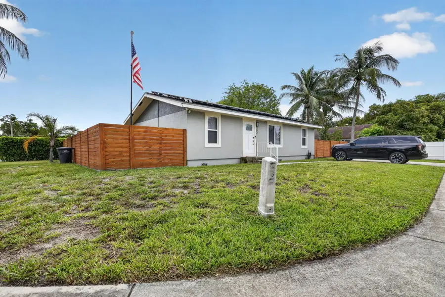 202 Elaine Circle W, West Palm Beach, FL 33409 - #2