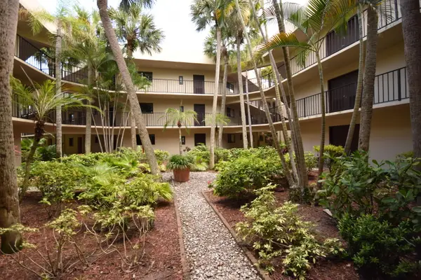 5220 Las Verdes Circle #220, Delray Beach, FL 33484