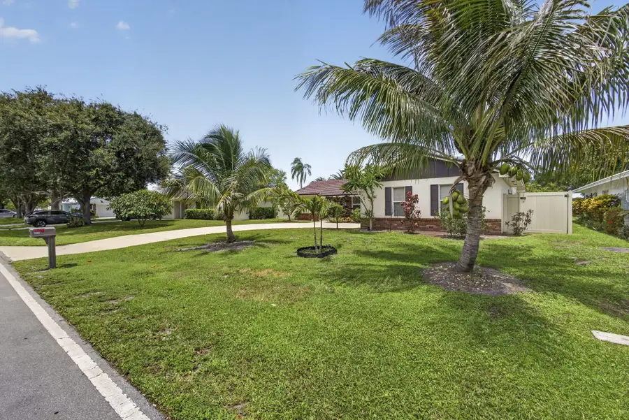 9860 Honeysuckle Avenue, Palm Beach Gardens, FL 33410 - #2