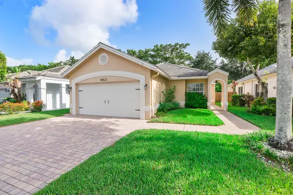 8821 Lake Park Circle N, Davie, FL 33328