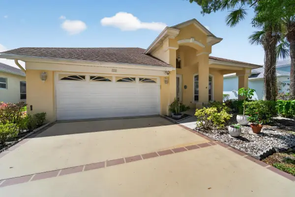 562 NW Lambrusco Drive, Port St Lucie, FL 34986