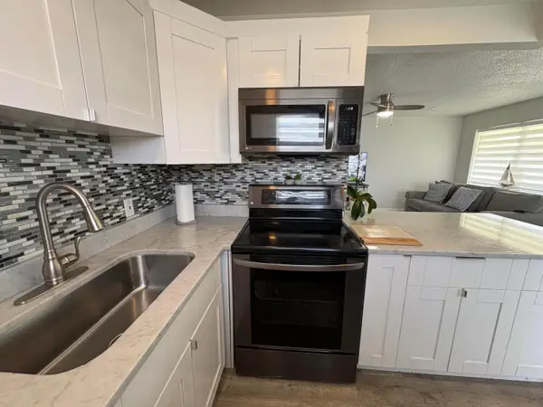 277 Chatham N, West Palm Beach, FL 33417