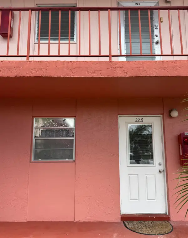 22 Golfs Edge #B, West Palm Beach, FL 33417