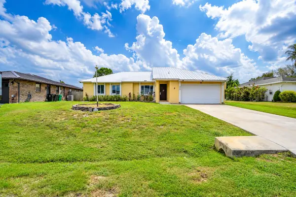 392 SE Crosspoint Drive, Port St Lucie, FL 34983