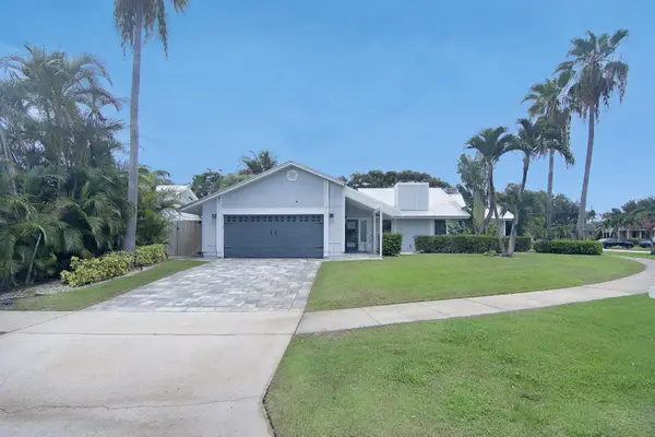 19 Pinehill Trail E, Tequesta, FL 33469