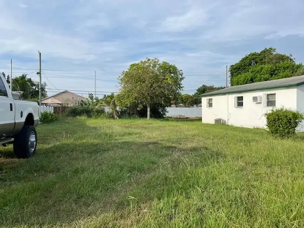 1381 W 30th Street, Riviera Beach, FL 33404