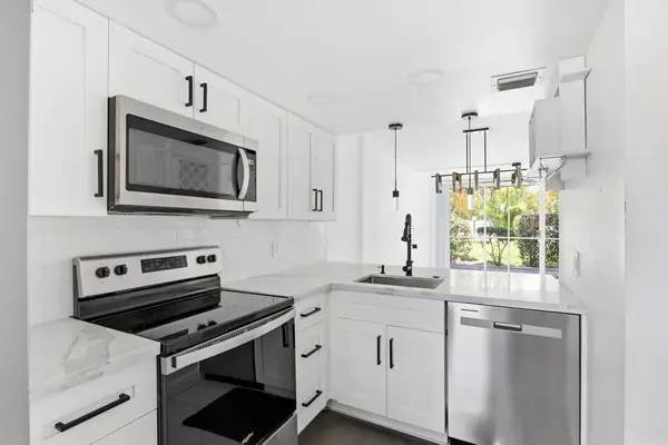 118 Royal Park Drive #1B, Oakland Park, FL 33309