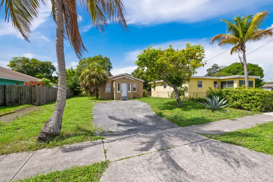 649 W 10th Street, Riviera Beach, FL 33404 - #2