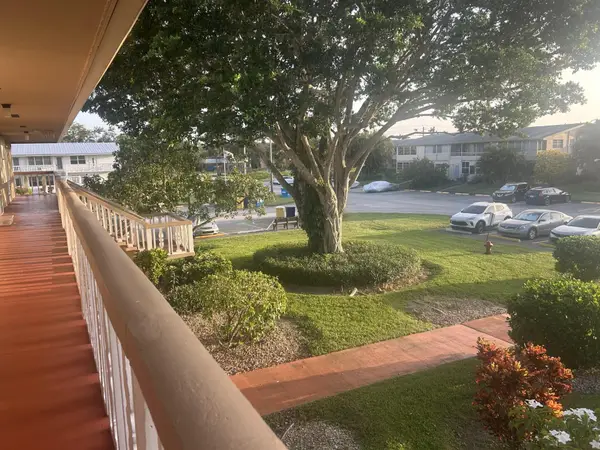 126 Bedford E, West Palm Beach, FL 33417