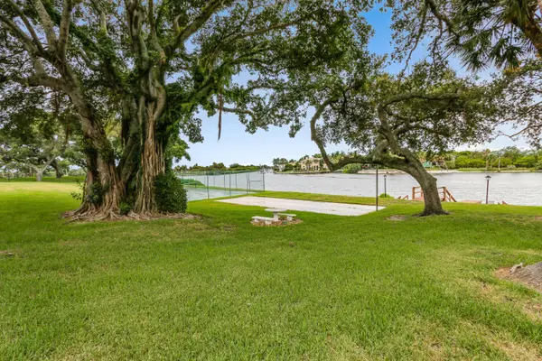 386 Golfview Road #D, North Palm Beach, FL 33408