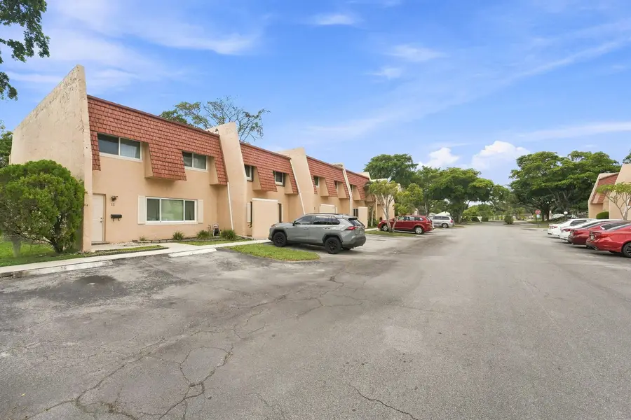 6 Spinning Wheel Lane, Tamarac, FL 33319 - #2