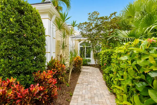 16053 Villa Vizcaya Place, Delray Beach, FL 33446