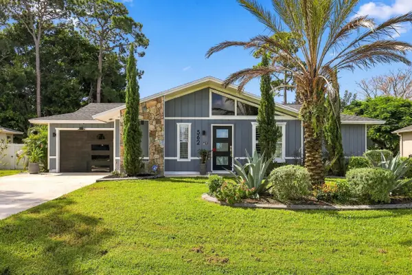 562 SW Eyerly Avenue, Port St Lucie, FL 34983