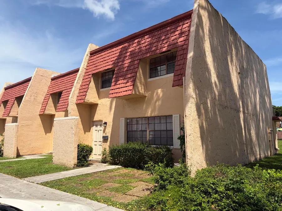 40 Spinning Wheel Lane, Tamarac, FL 33319 - #2