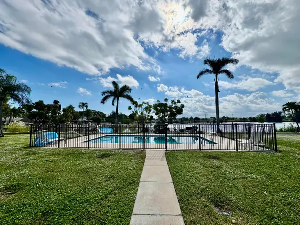960 Crystal Lake #206, Deerfield Beach, FL 33064