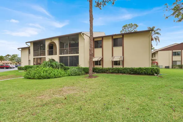 338 Knotty Pine Circle #D-1, Greenacres, FL 33463