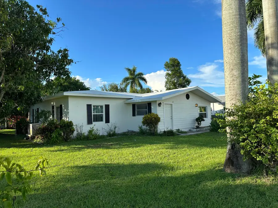 84 E North Shore Avenue, North Fort Myers, FL 33917 - #2