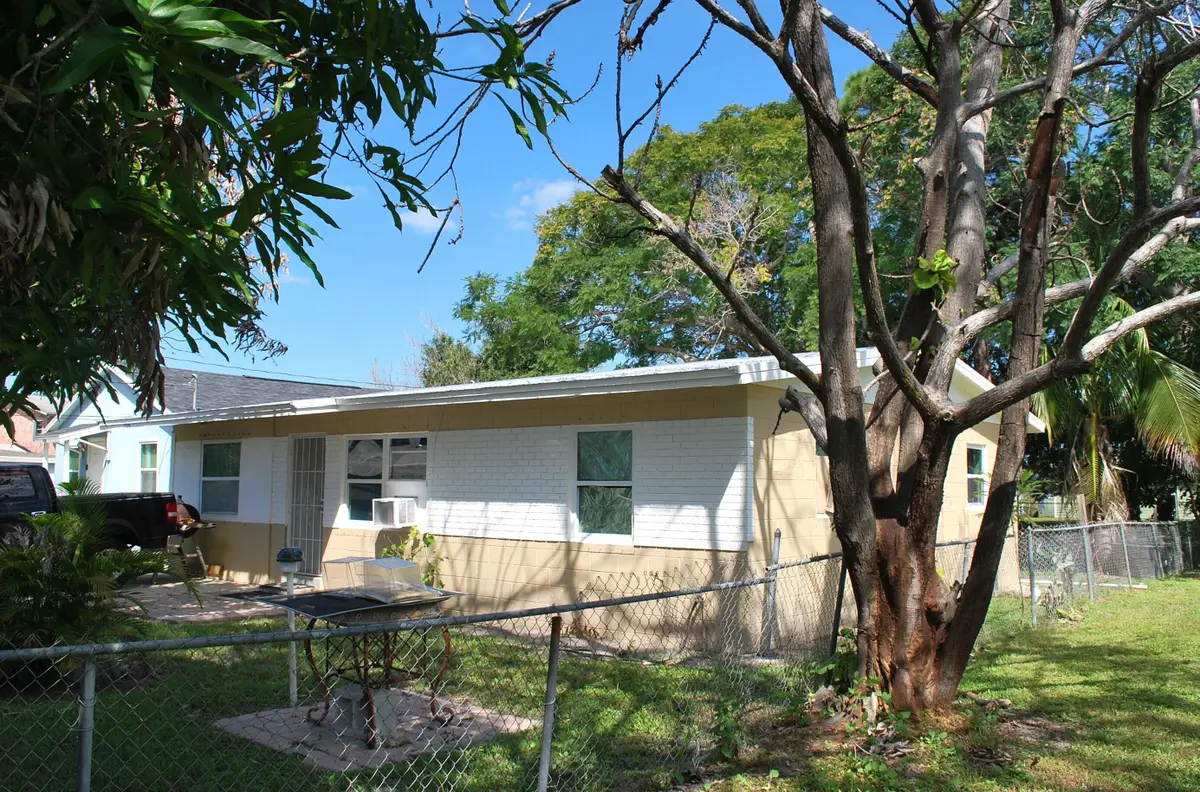 1106 N 22nd Street, Fort Pierce, FL 34950 - #1