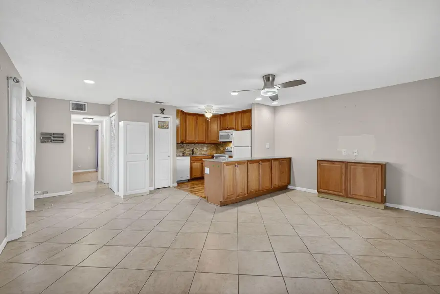 221 Coventry J, West Palm Beach, FL 33417 - #3