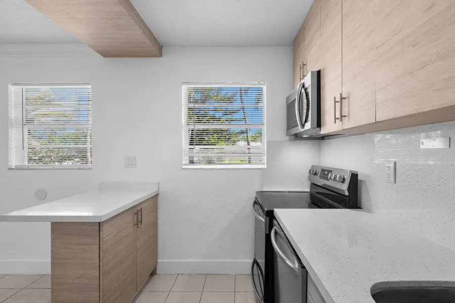 110 SE 2nd St, Hallandale Beach, FL 33009 - Image #2