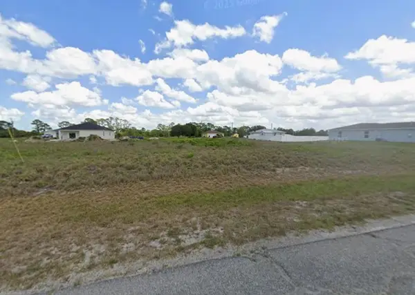 9048 Green Circle, Port Labelle, FL 33935