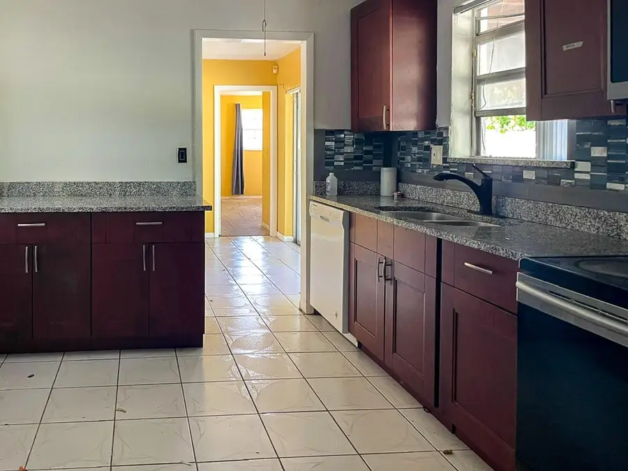 2421 NW 63rd Ave, Sunrise, FL 33313 - Image #3