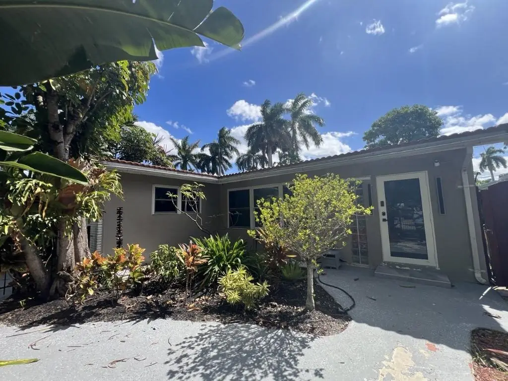 1042 Tyler St, Hollywood, FL 33019 - Image #1