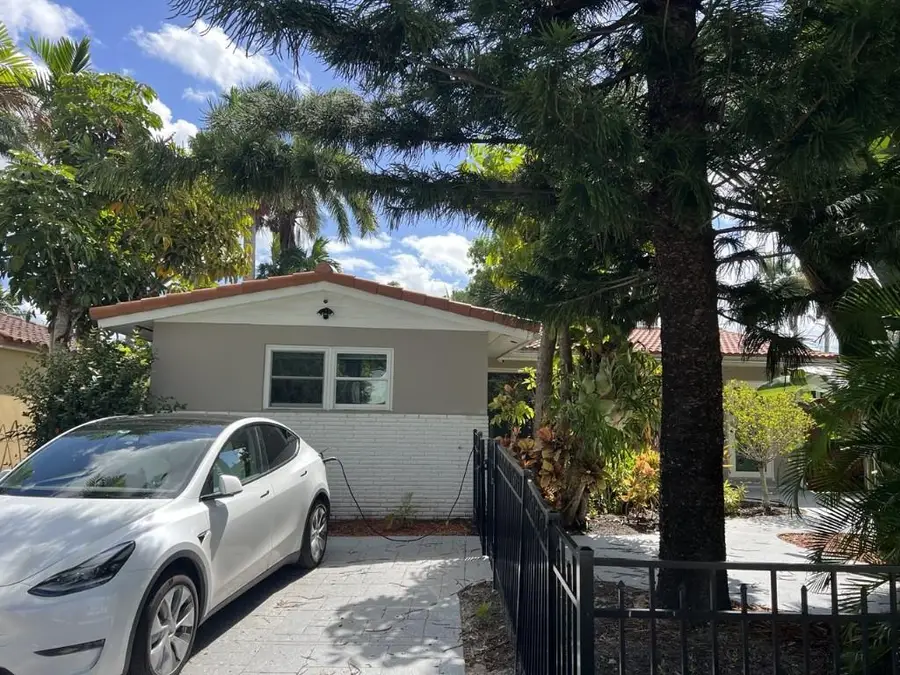 1042 Tyler St, Hollywood, FL 33019 - Image #2