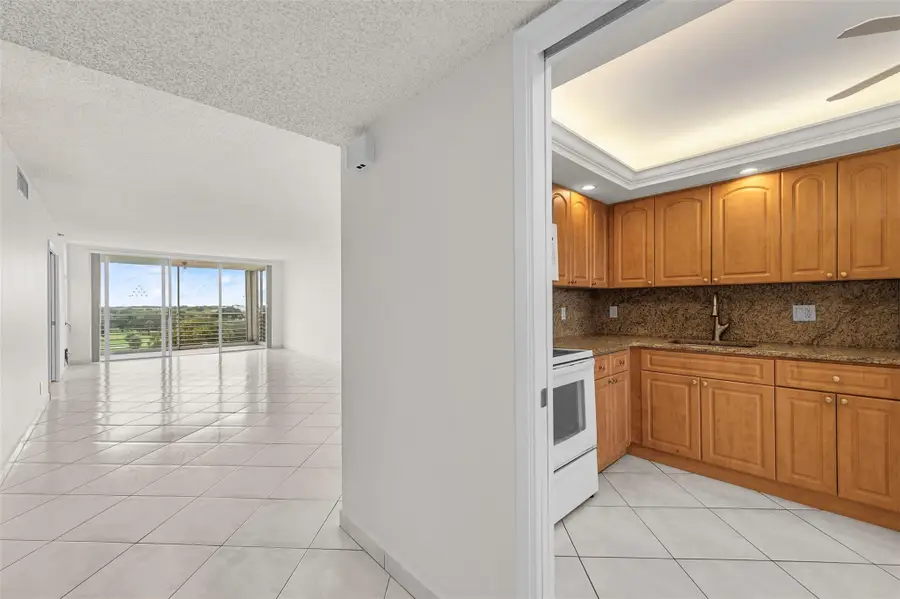 3520 Oaks Way #806, Pompano Beach, FL 33069 - Image #3