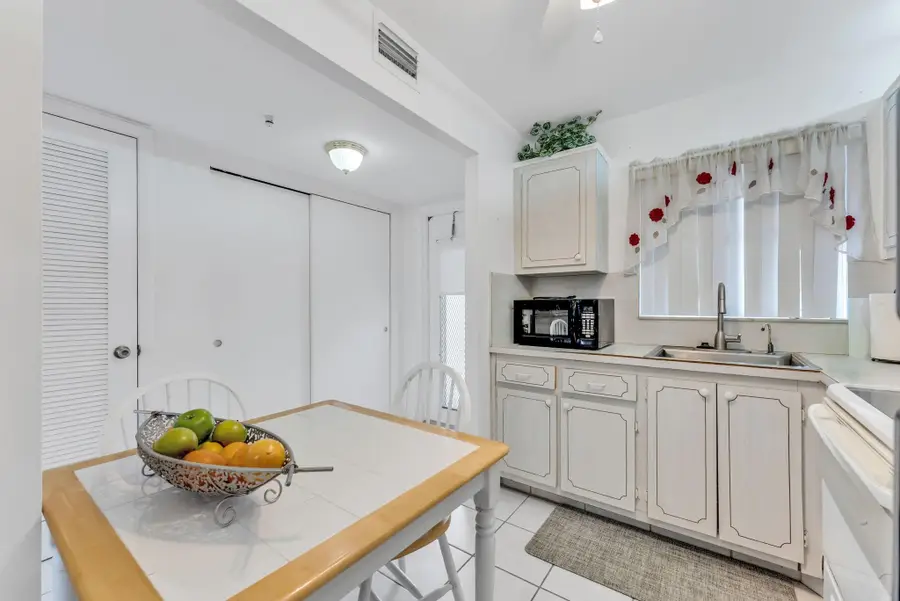 8950 Sunrise Lakes Blvd #210, Sunrise, FL 33322 - Image #2