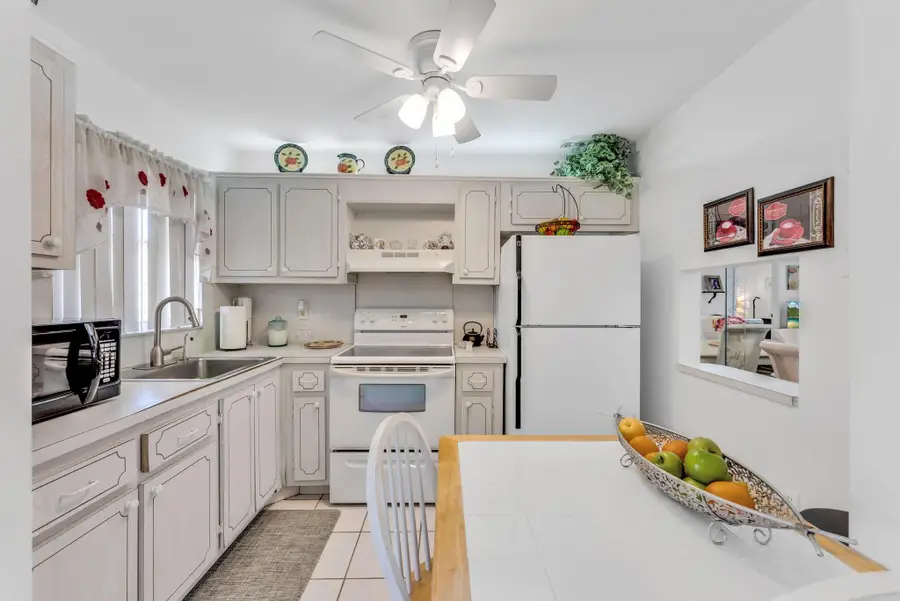 8950 Sunrise Lakes Blvd #210, Sunrise, FL 33322 - Image #3