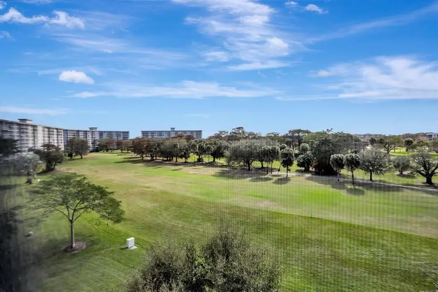 565 Oaks Ln #103, Pompano Beach, FL 33069 - Image #3