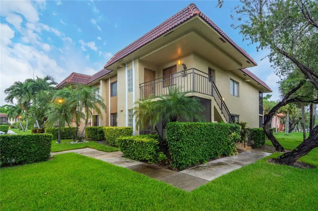 301 Lakeview Dr #204, Weston, FL 33326 - Image #1