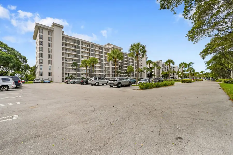 3100 N Palm Aire Dr #606, Pompano Beach, FL 33069 - Image #2