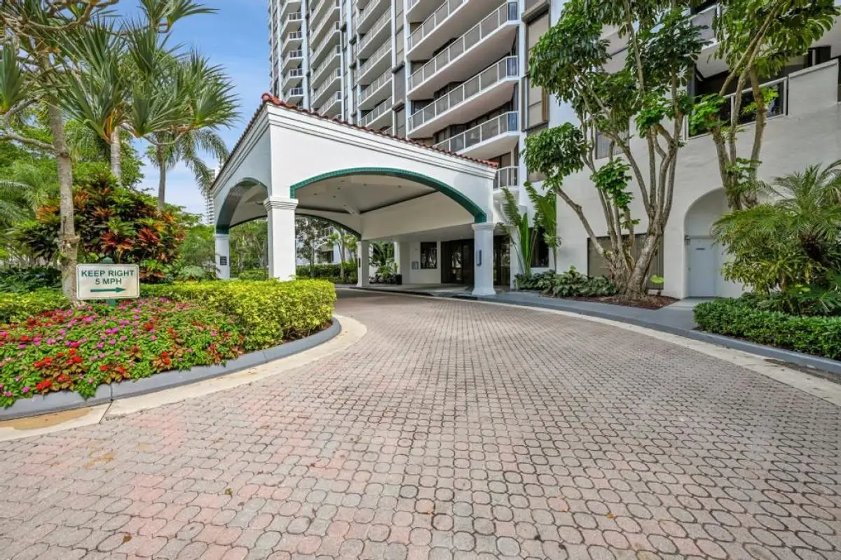 3640 Yacht Club Dr #1410, Miami, FL 33180 - Image #1
