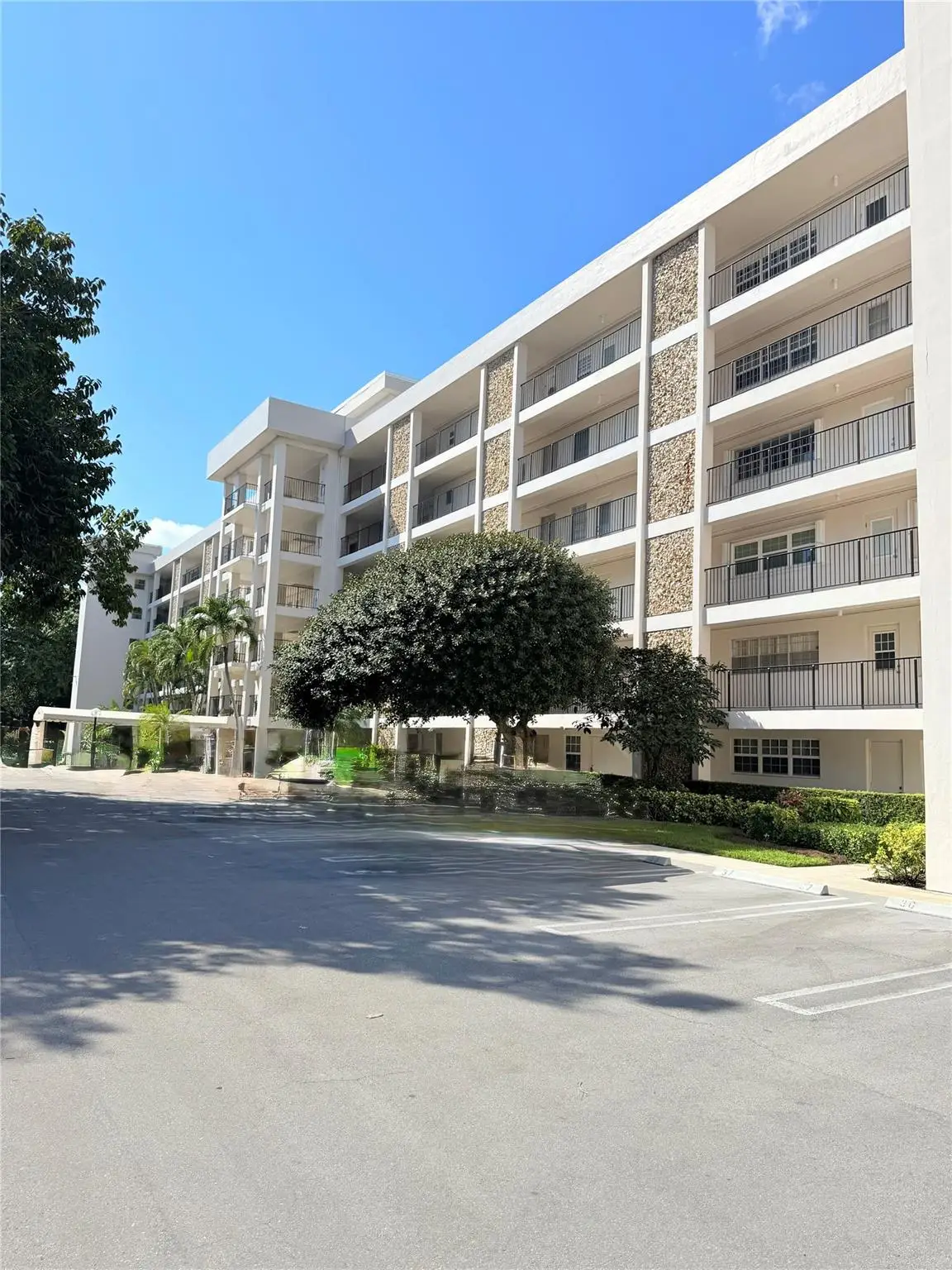 2801 N Palm Aire Dr #604, Pompano Beach, FL 33069 - Image #1