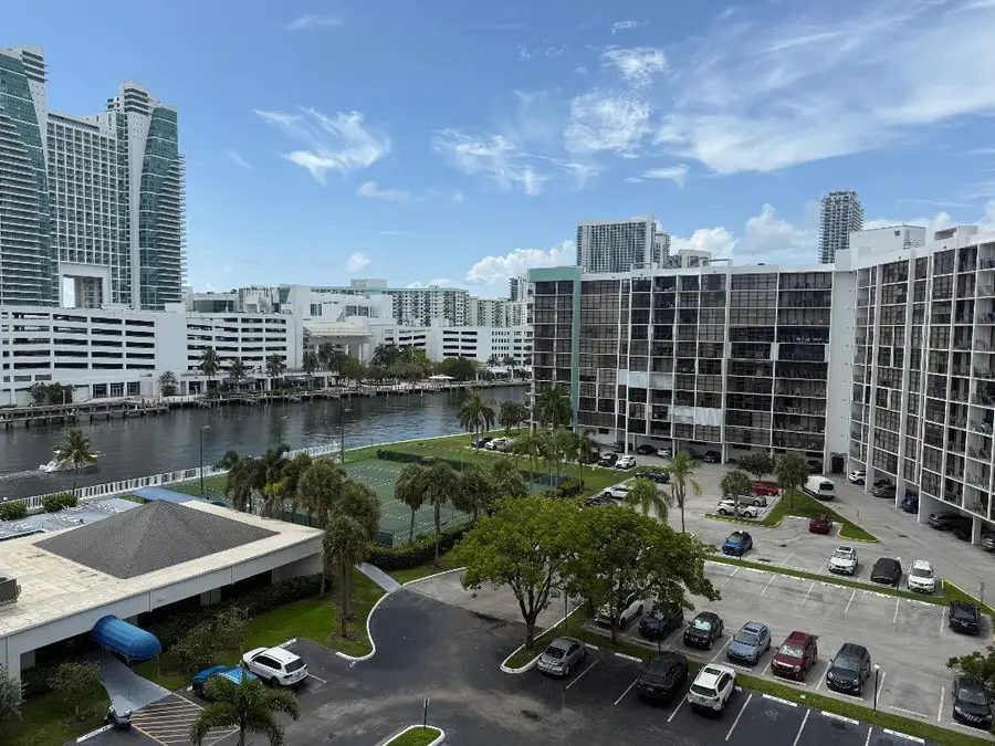 600 Parkview Dr #826, Hallandale Beach, FL 33009 - Image #2