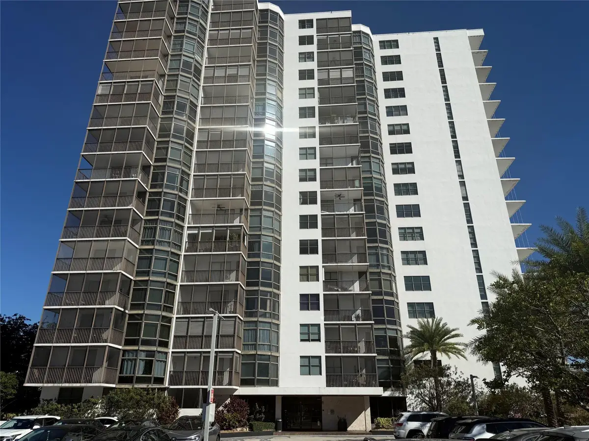 3375 N Country Club Dr #1005, Miami, FL 33180 - Image #1