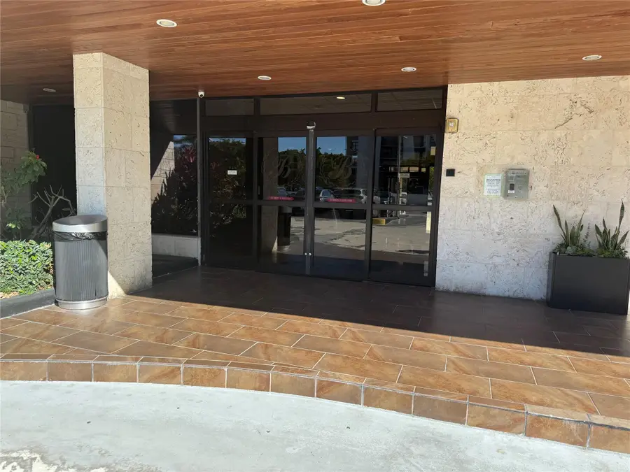 3375 N Country Club Dr #1005, Miami, FL 33180 - Image #3